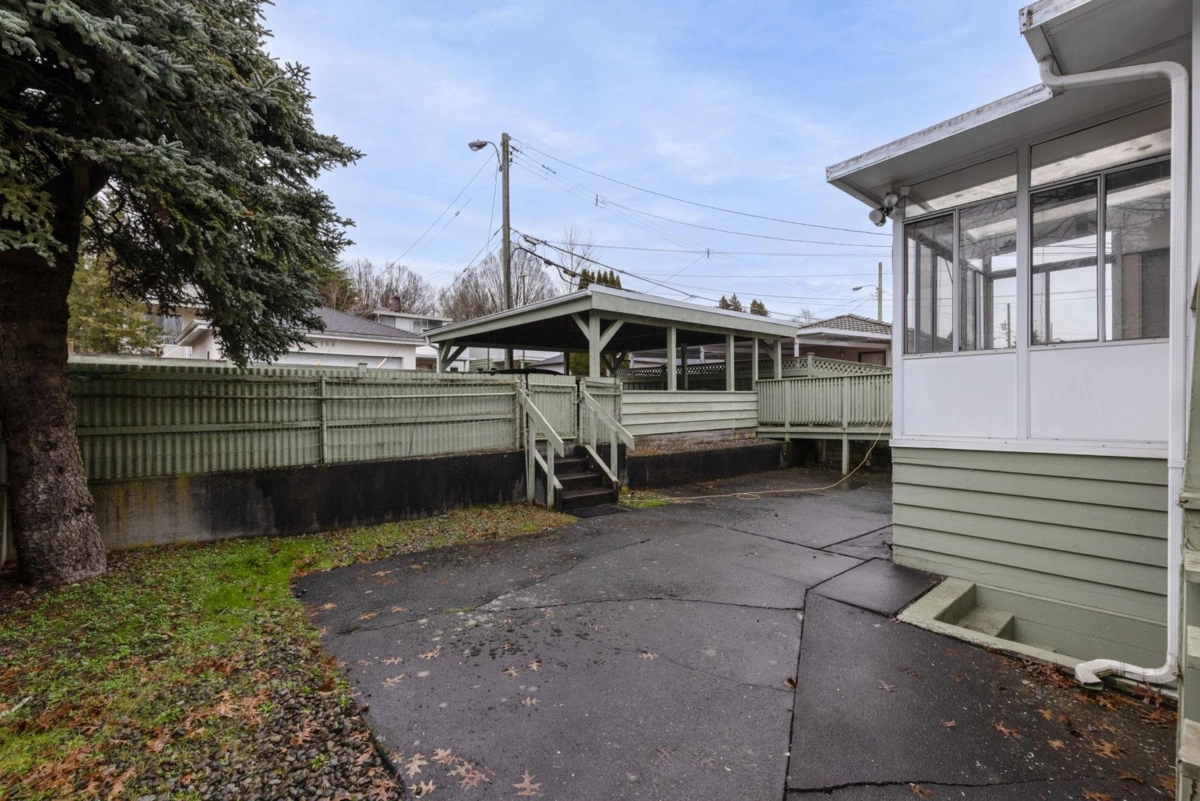 Front Yard Photo of 191 W 60th Avenue, Vancouver, BC