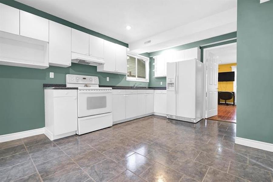 Laundry Room Photo of 14751 89a Avenue, Surrey, BC