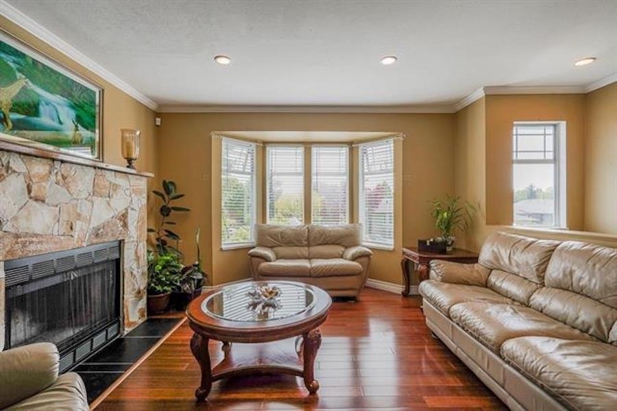 Living Room Photo of 14751 89a Avenue, Surrey, BC