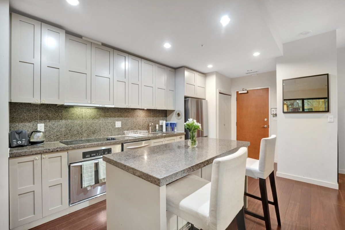 Dining Area Photo of 407 1333 W Georgia Street, Vancouver, BC