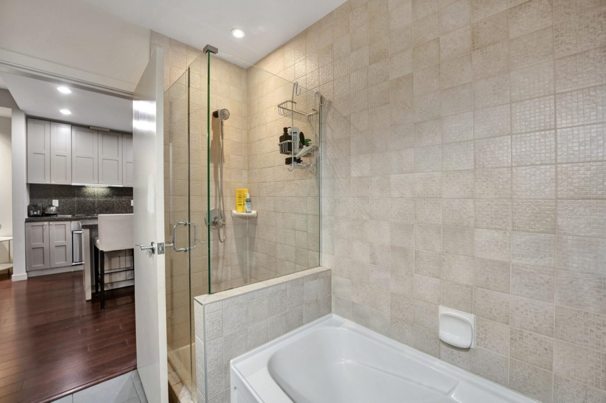 Entry Foyer Photo of 407 1333 W Georgia Street, Vancouver, BC