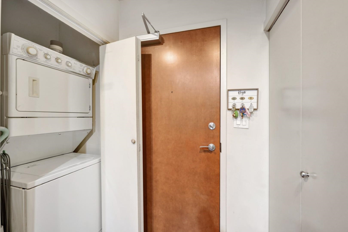 Hallway Photo of 407 1333 W Georgia Street, Vancouver, BC