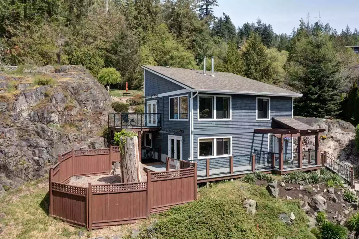 Living Room Photo of 8362 Redrooffs Road, Halfmoon Bay, BC