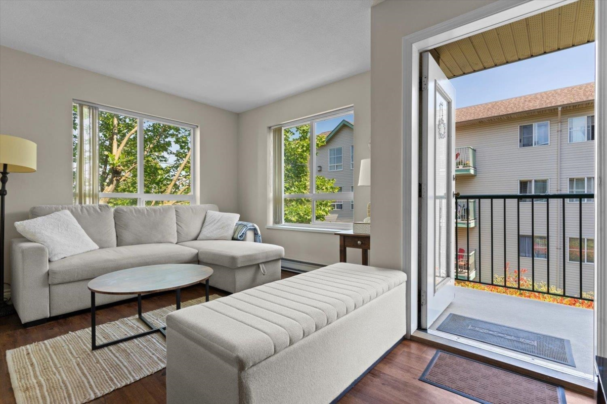 Kitchen Island Photo of 310 31771 Peardonville Road, Abbotsford, BC