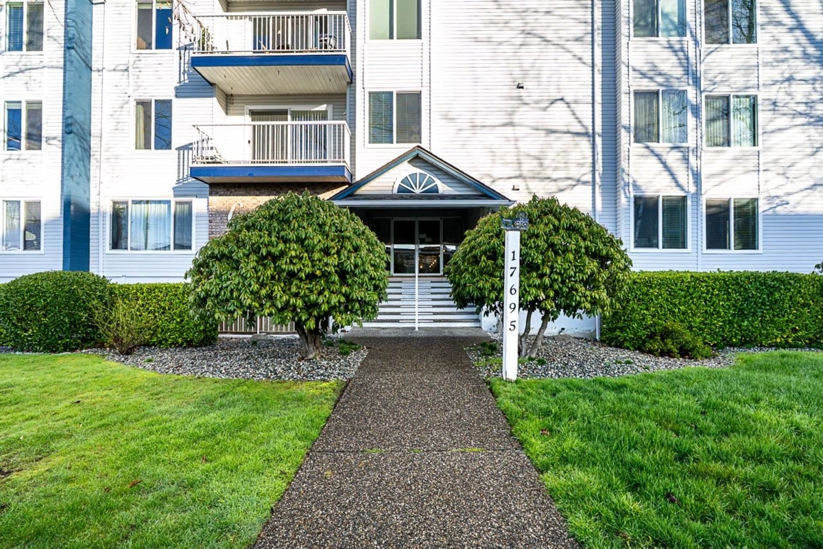 Family Room Photo of 305 17695 58 Avenue, Surrey, BC