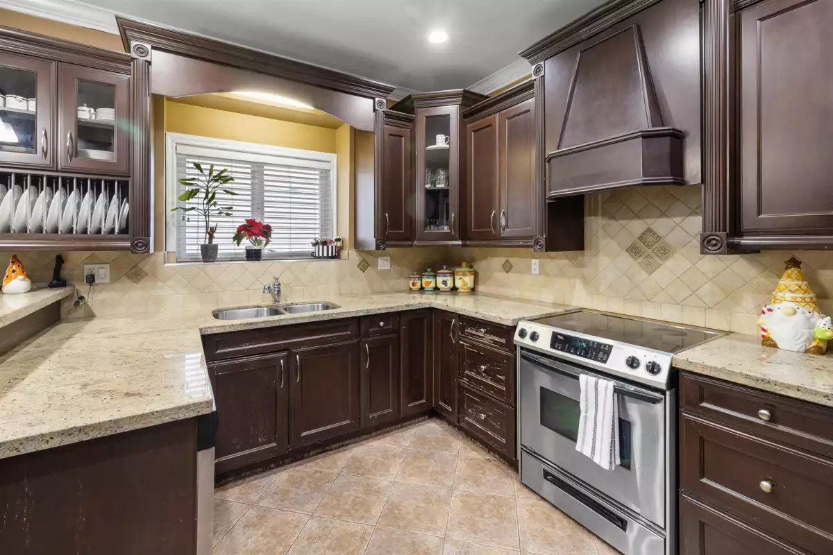 Kitchen Photo of 14855 71 Avenue, Surrey, BC