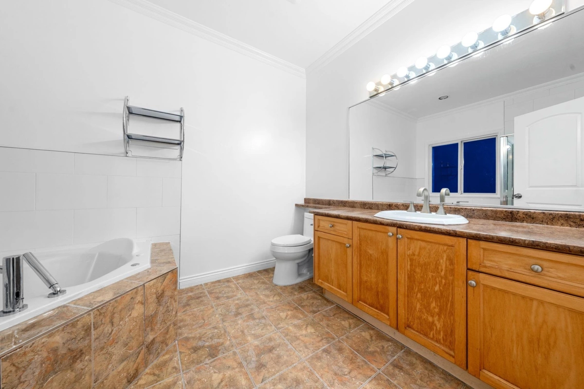 Entry Foyer Photo of 7739 126a Street, Surrey, BC