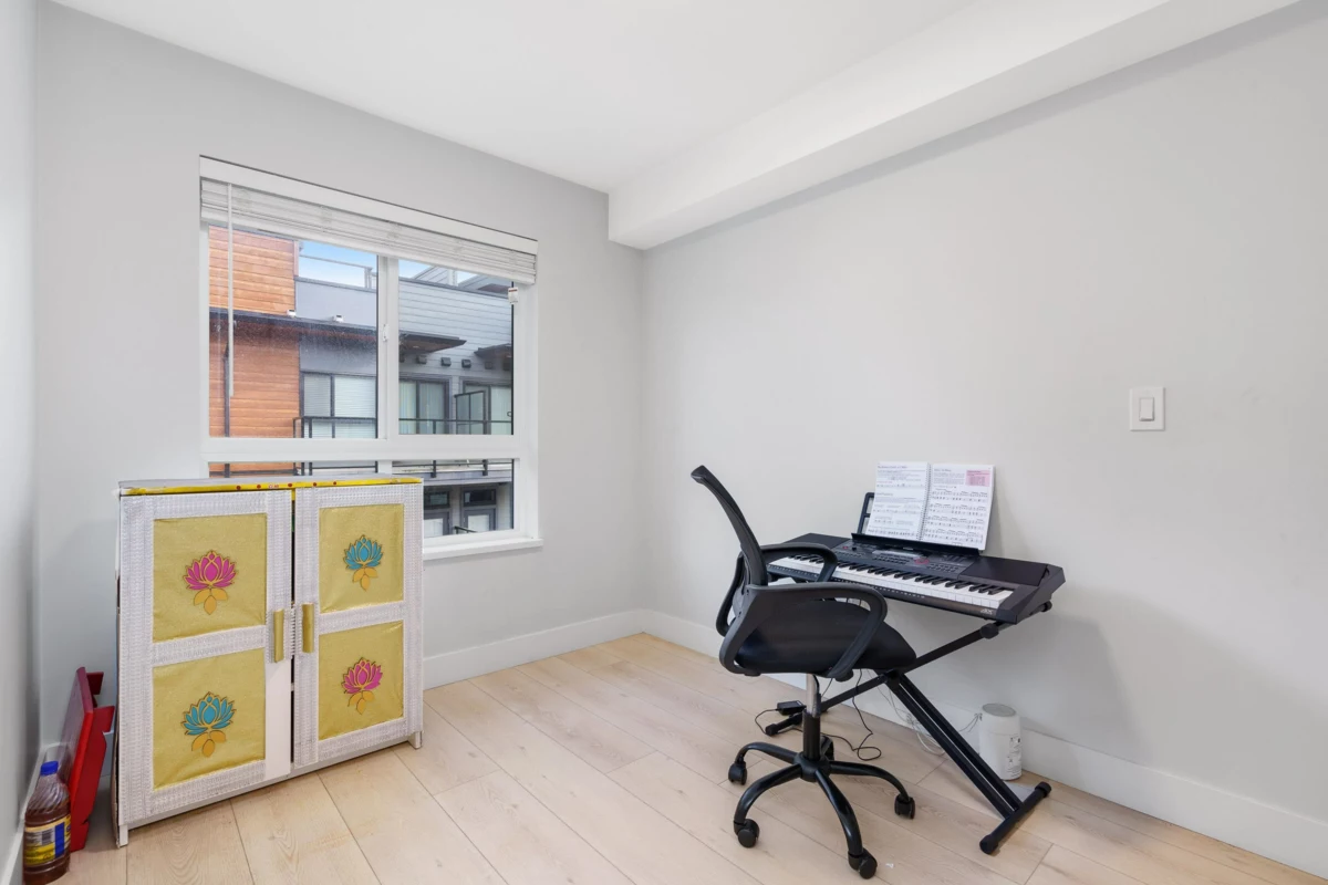 Entry Foyer Photo of 128 30530 Cardinal Avenue, Abbotsford, BC