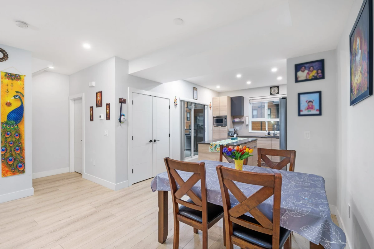 Kitchen Photo of 128 30530 Cardinal Avenue, Abbotsford, BC