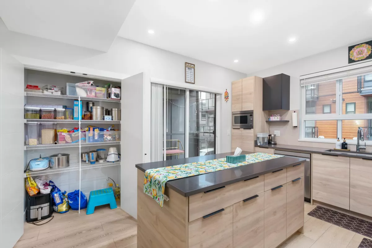 Walk-In Closet Photo of 128 30530 Cardinal Avenue, Abbotsford, BC