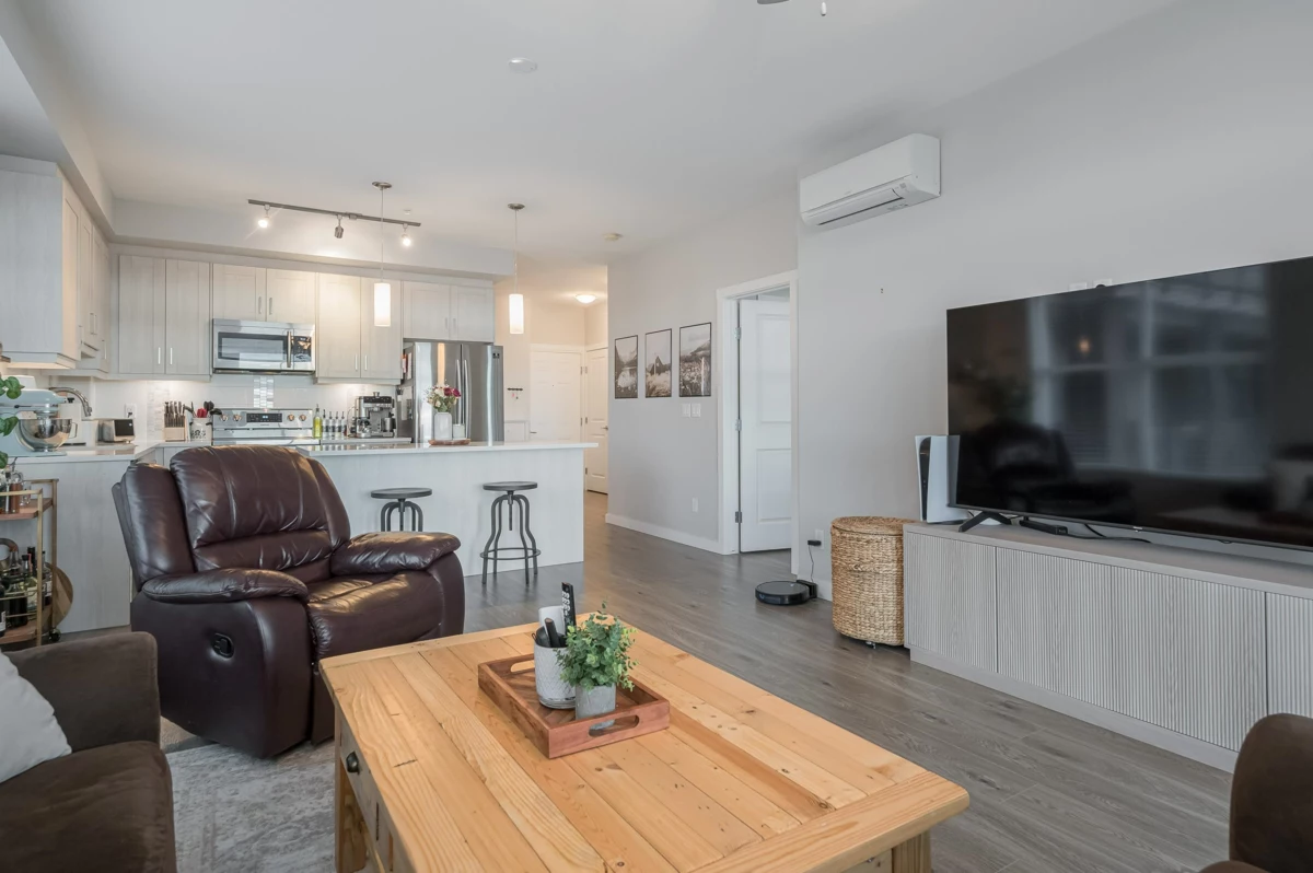 Walk-In Closet Photo of 409 20826 72 Avenue, Langley, BC