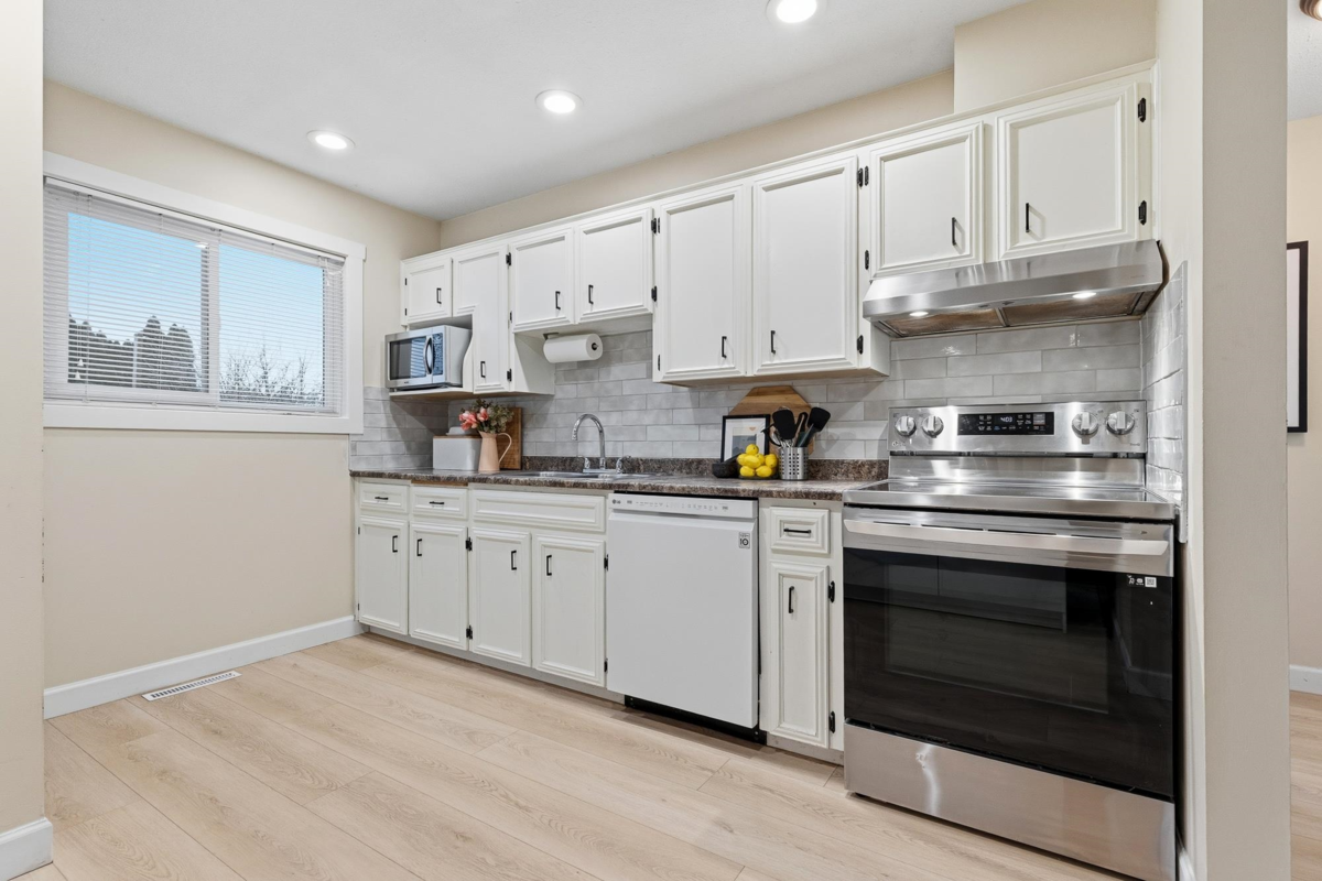 Walk-In Closet Photo of 6052 Glengarry Drive, Chilliwack, BC