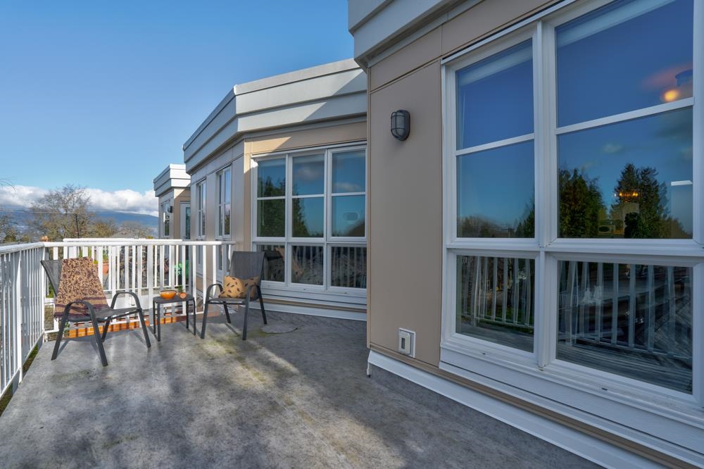 Entry Foyer Photo of 402 3621 W 26th Avenue, Vancouver, BC