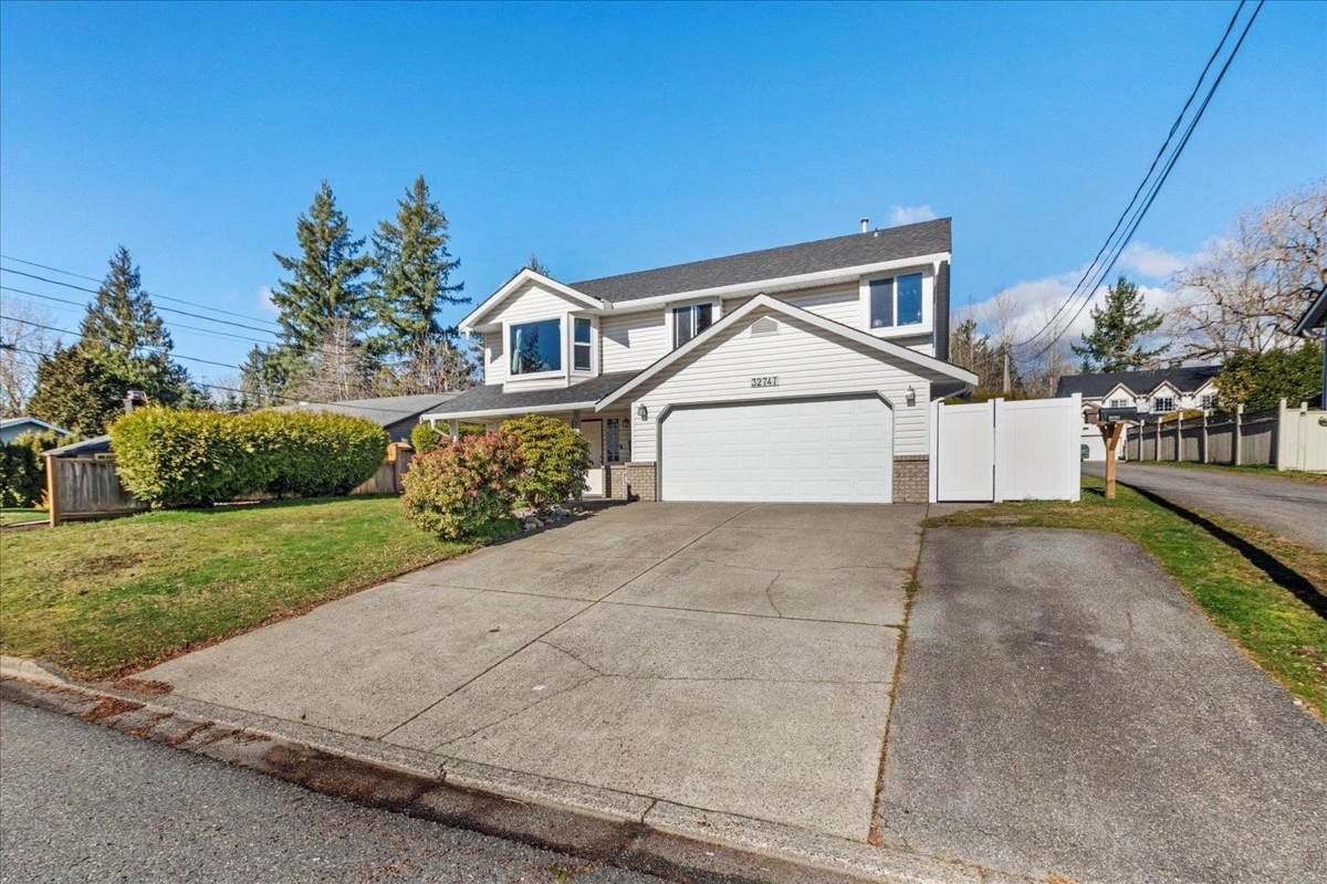 Living Room Photo of 32747 Mcrae Avenue, Mission, BC