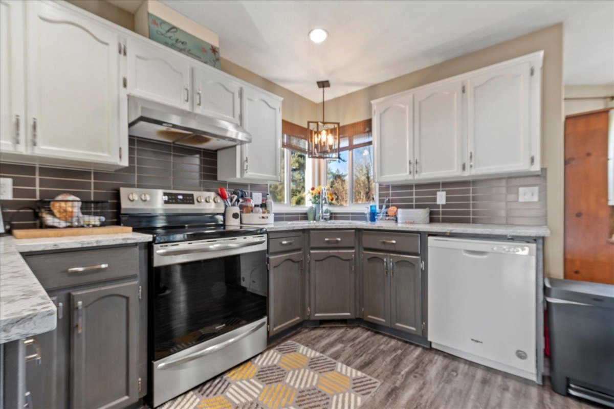 Mudroom Photo of 32747 Mcrae Avenue, Mission, BC