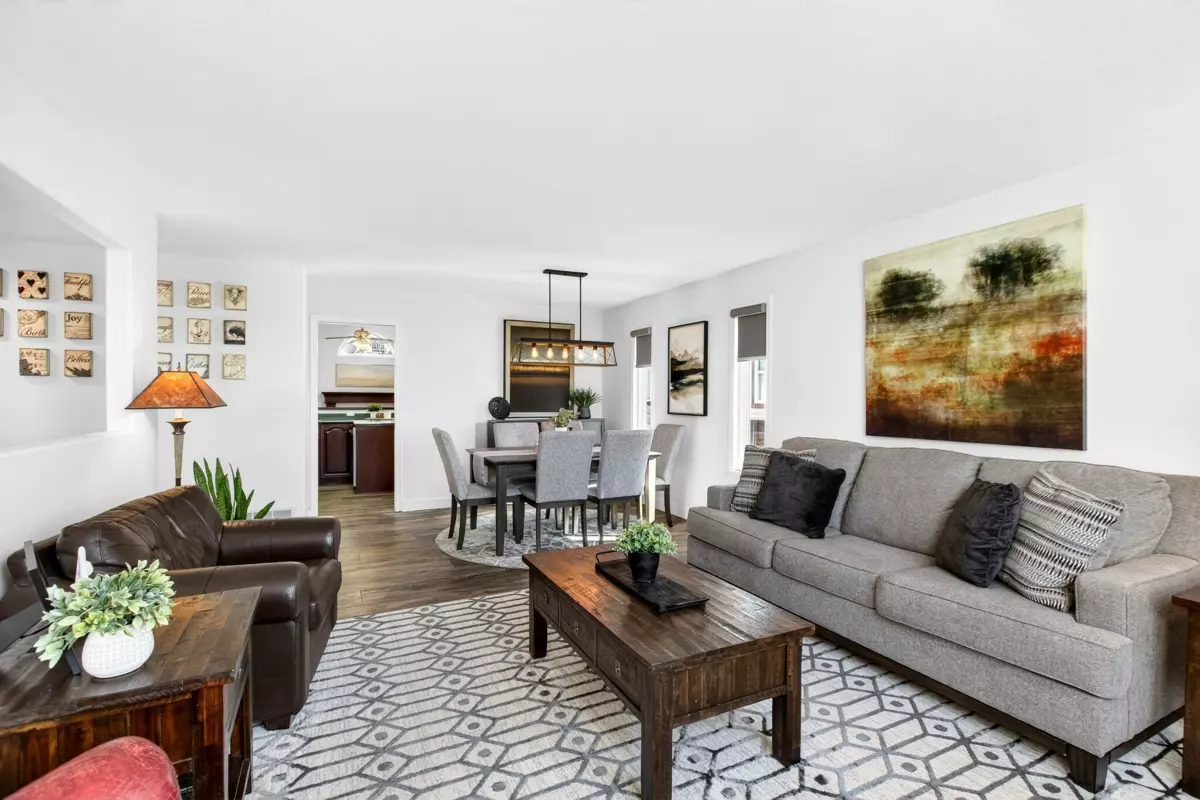 Kitchen Island Photo of 23706 Tamarack Lane, Maple Ridge, BC