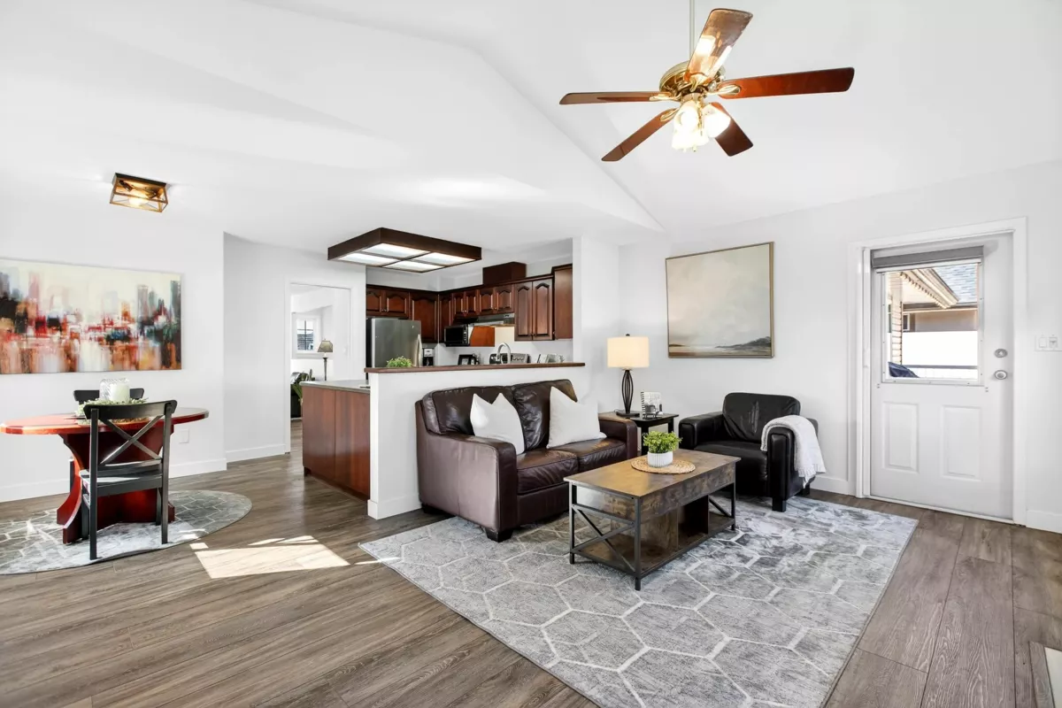 Walk-In Closet Photo of 23706 Tamarack Lane, Maple Ridge, BC