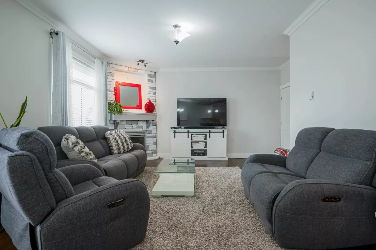 Kitchen Island Photo of 9 34130 Old Yale Road, Abbotsford, BC