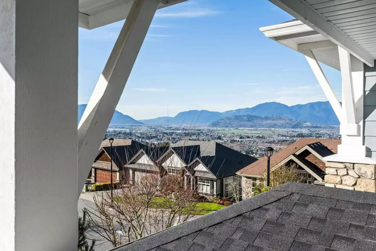 Hallway Photo of 5522 Maclachlan Place, Chilliwack, BC