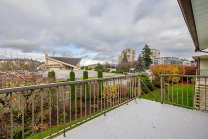 Kitchen Island Photo of 23 32718 Garibaldi Drive, Abbotsford, BC
