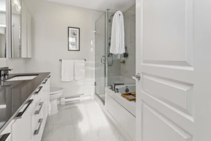 Hallway Photo of 88 5551 Admiral Way, Ladner, BC