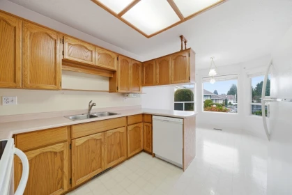 Kitchen Island Photo of 25 32615 Murray Avenue, Abbotsford, BC