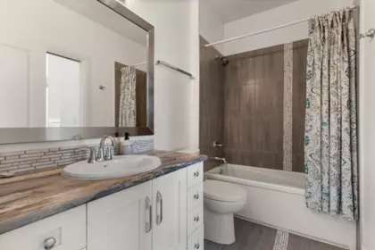 Primary Bathroom Photo of 415 45389 Chehalis Drive, Chilliwack, BC