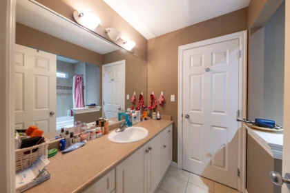 Powder Room Photo of 9 3502 150a Street, Surrey, BC