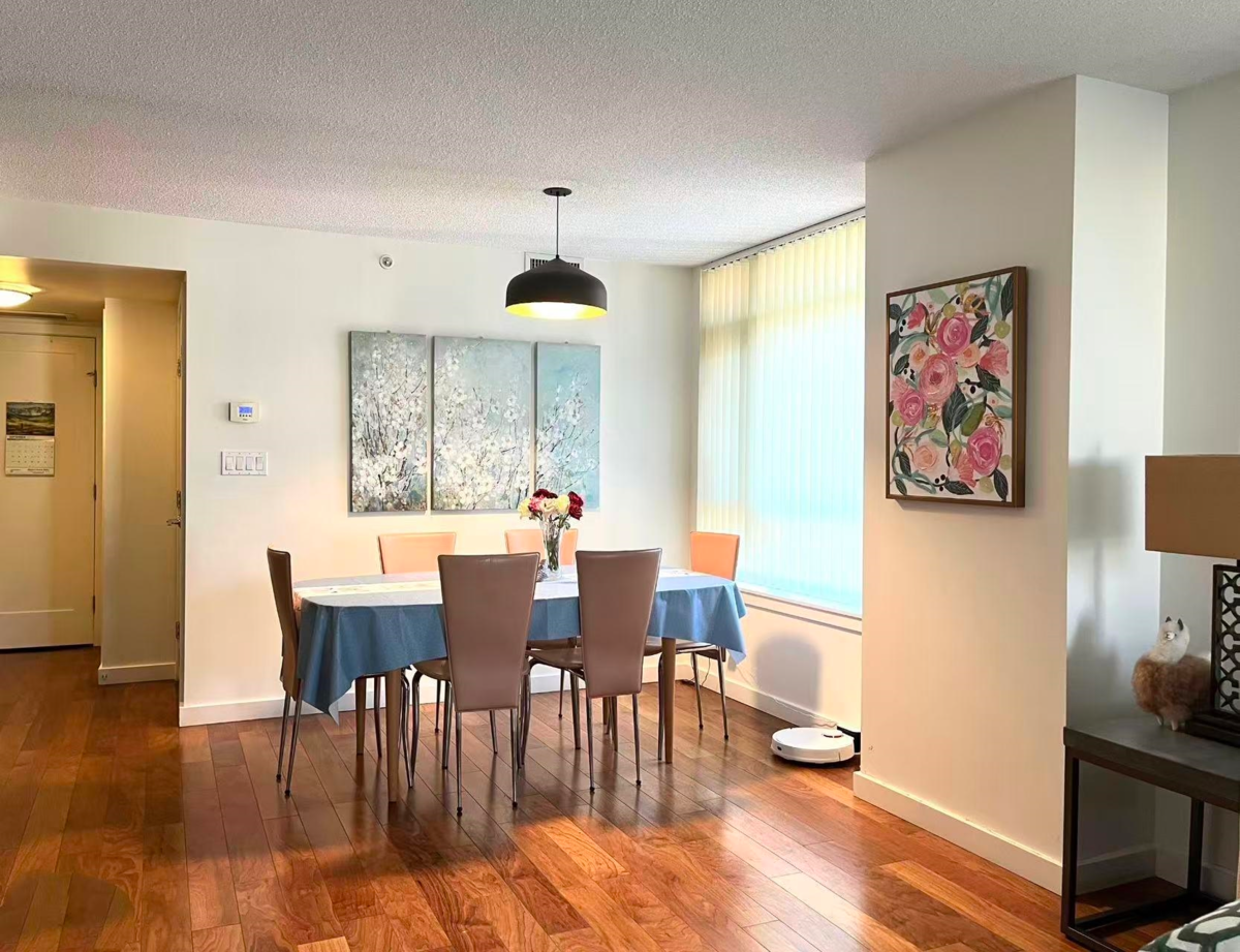 Living Room Photo of 662 2080 W Broadway, Vancouver, BC