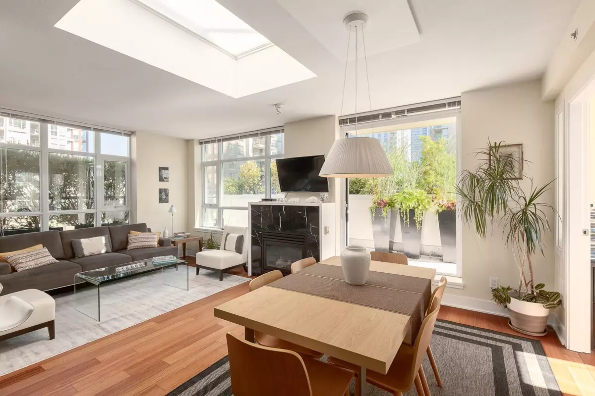 Family Room Photo of PH803 988 Richards Street, Vancouver, BC