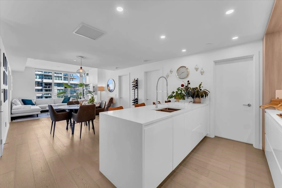 Dining Area Photo of 805 15165 Thrift Avenue, Surrey, BC