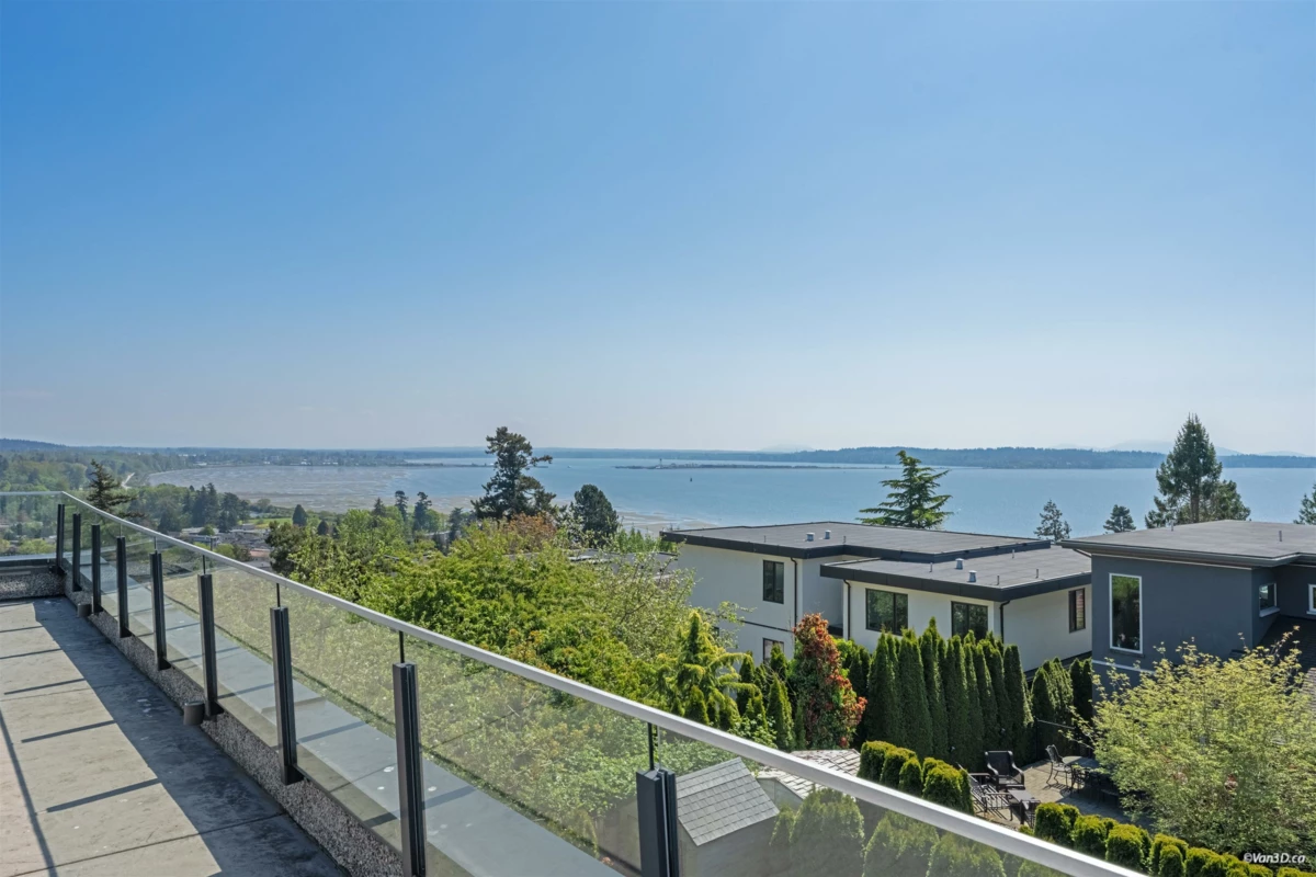 Family Room Photo of 15482 Pacific Avenue, White Rock, BC