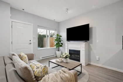201 1661 Fraser Avenue, Port Coquitlam, BC, Port Coquitlam — Apartment/Condo for sale