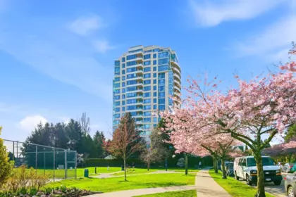 Fitness Center Photo Near 1003 6622 Southoaks Crescent, Burnaby, BC