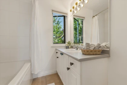 Entry Foyer Photo of 1073 E Pender Street, Vancouver, BC