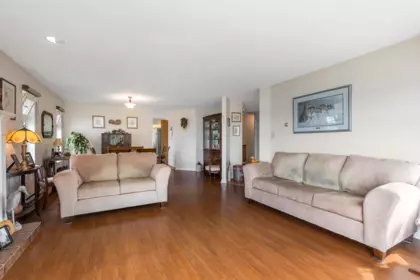 Kitchen Island Photo of 33470 Ihles Avenue, Mission, BC