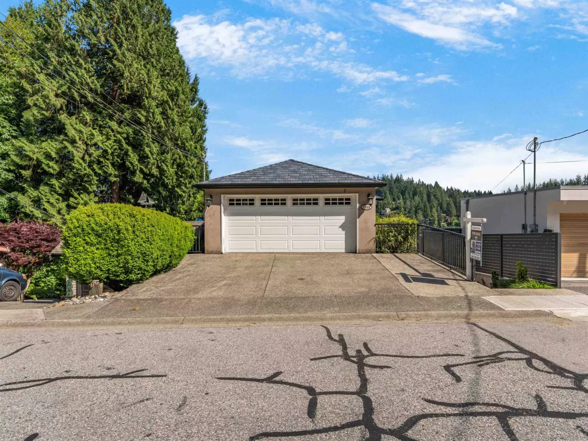 Living Room Photo of 2588 Panorama Drive, North Vancouver, BC