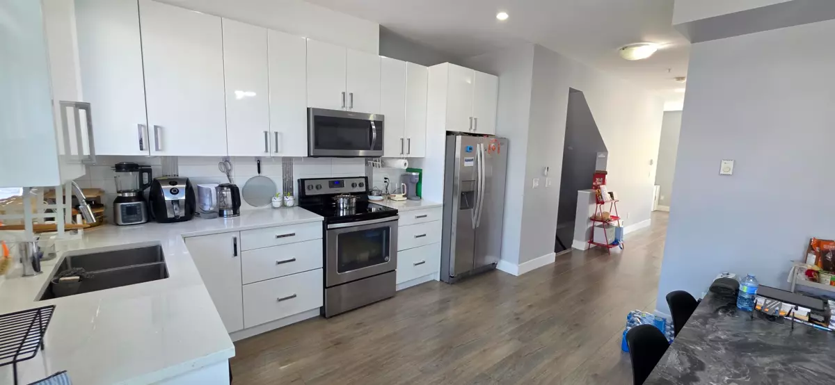Family Room Photo of 1 19753 55A AVENUE, Langley BC V3A 0J9