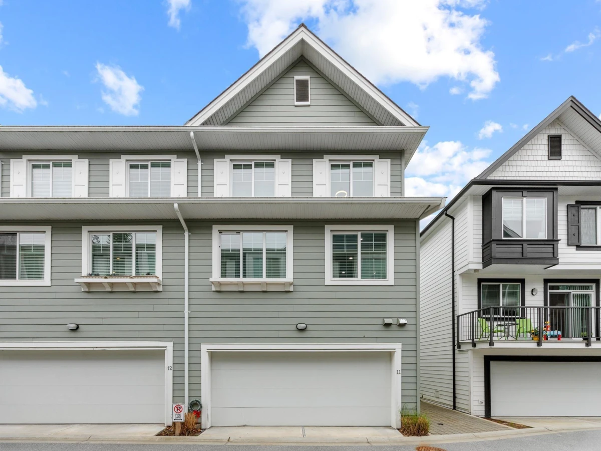 Family Room Photo of 11 16323 15 Avenue, Surrey, BC