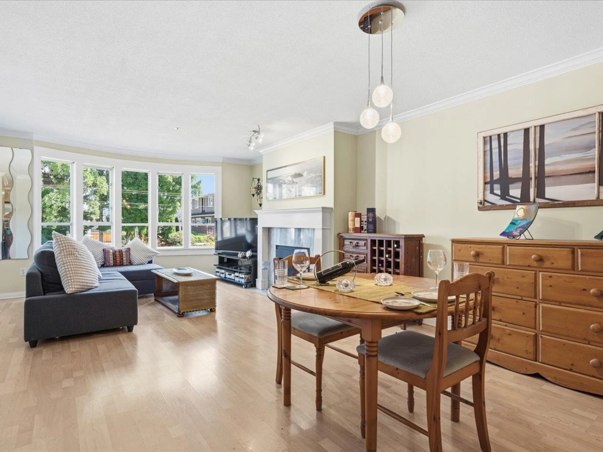 Dining Area Photo of 201 3220 W 4th Avenue, Vancouver, BC