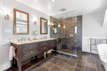 Powder Room Photo of 1631 Seventh Avenue, New Westminster, BC