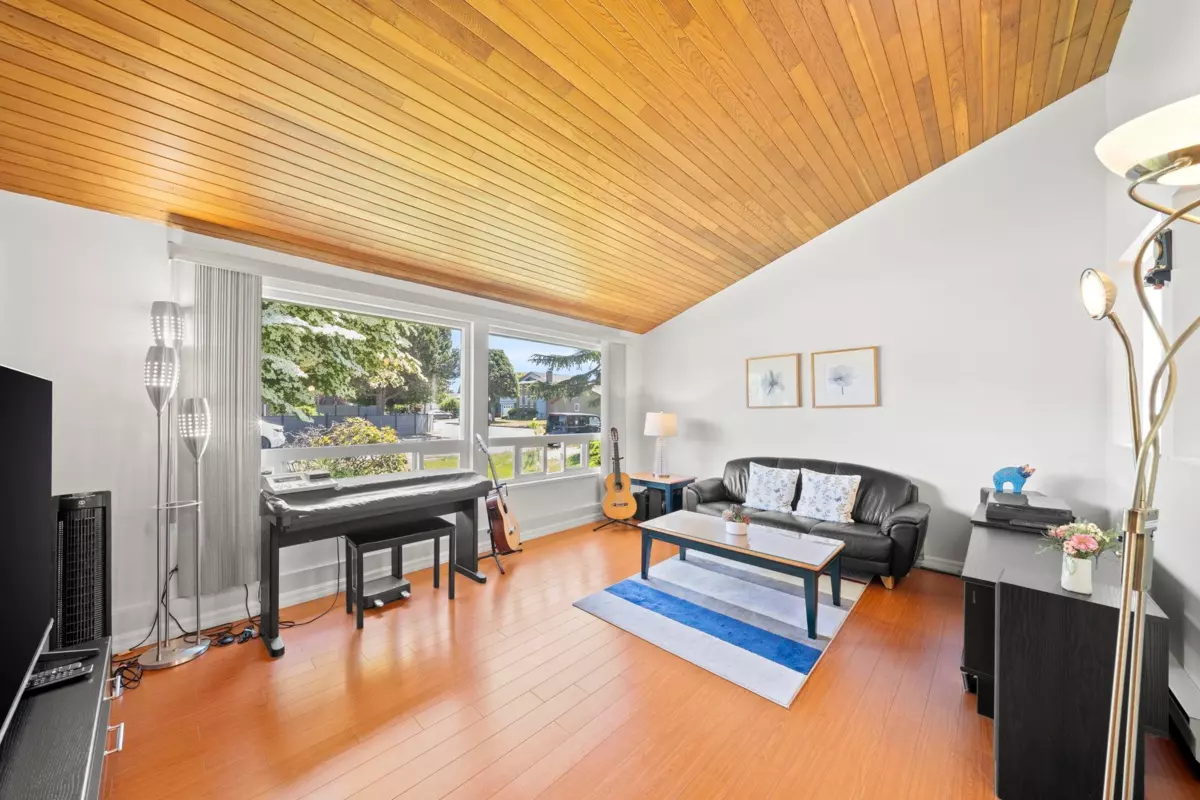 Living Room Photo of 10311 Hollymount Drive, Richmond, BC