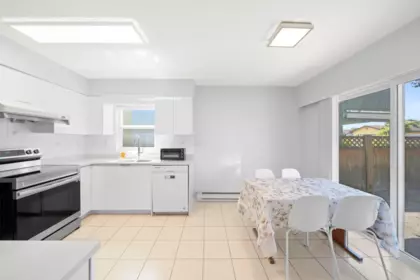 Kitchen Island Photo of 10311 Hollymount Drive, Richmond, BC