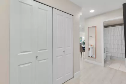 Entry Foyer Photo of 404 15785 Croydon Drive, Surrey, BC