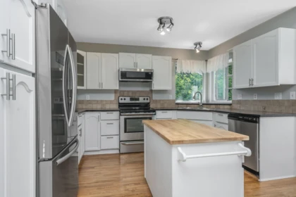 Kitchen Island Photo of 32958 Harwood Place, Abbotsford, BC
