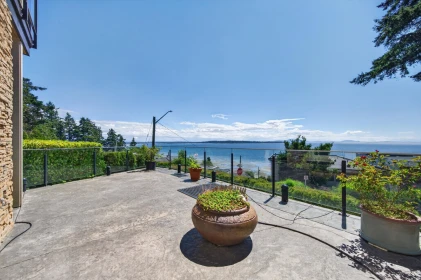 Kitchen Island Photo of 14533 Magdalen Avenue, White Rock, BC