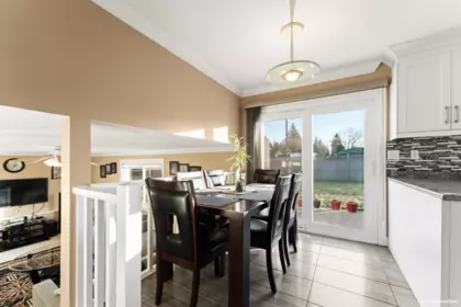 Kitchen Island Photo of 15796 95a Avenue, Surrey, BC