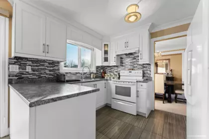 Kitchen Photo of 15796 95a Avenue, Surrey, BC