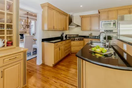 Kitchen Island Photo of 1583 Parkway Boulevard, Coquitlam, BC