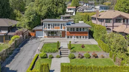 Family Room Photo of 1555 Lawson Avenue, West Vancouver, BC